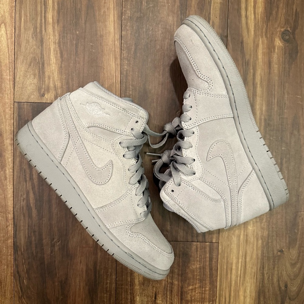 Jordan Retro Wolf Grey 1